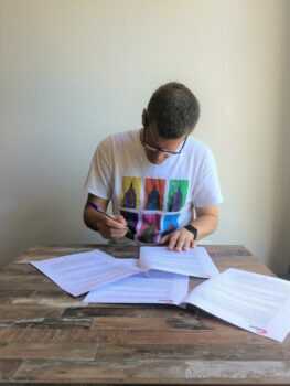 Christiaan tekent zijn contract