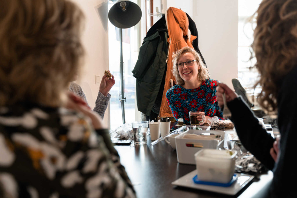 3 vrouwen aan het praten