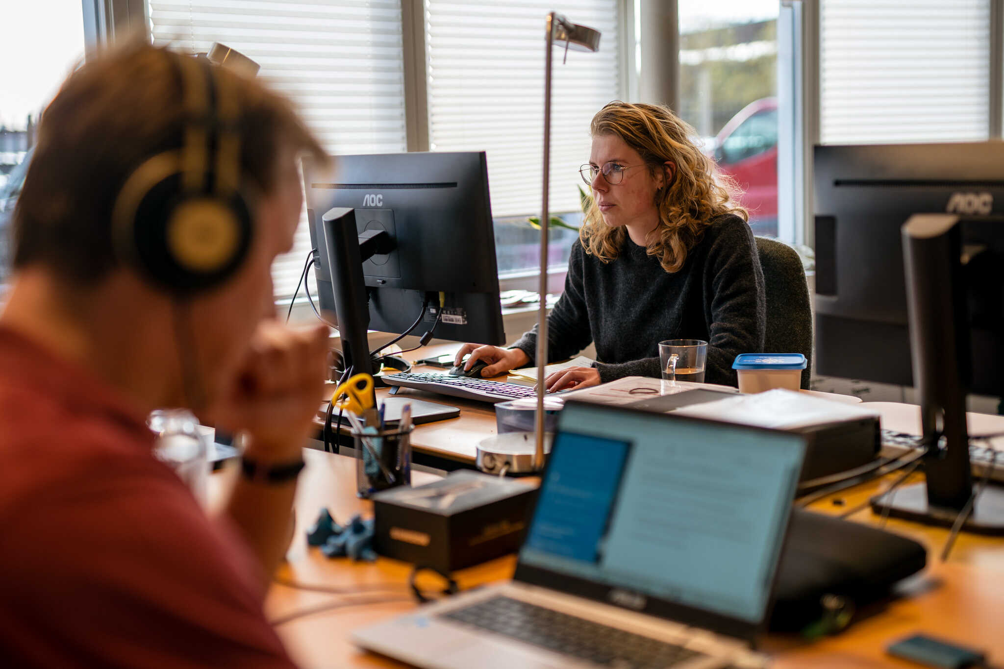 Twee mensen aan het werk achter een computer