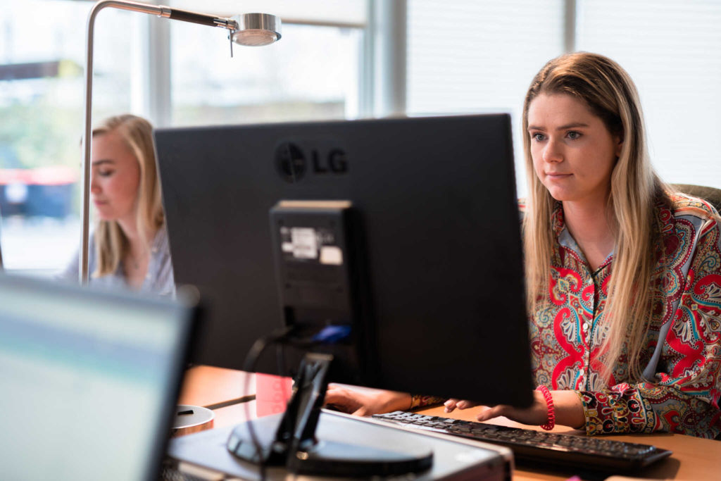 Vrouwen die achter computer werken