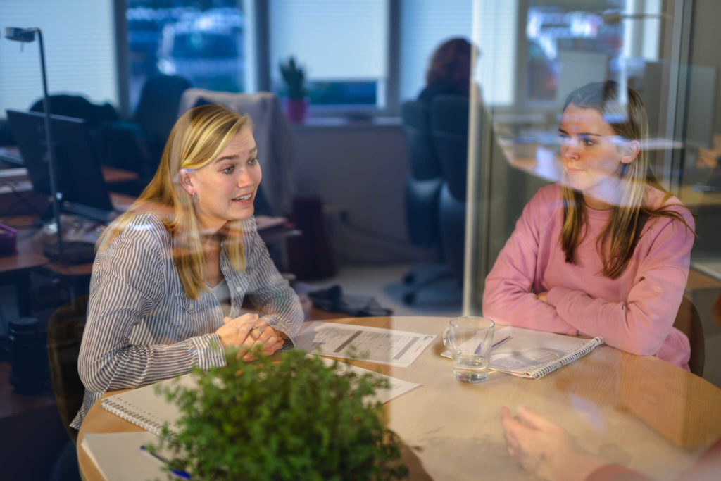 Twee vrouwen in gesprek