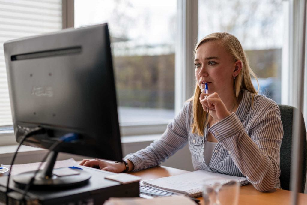 Vrouw die achter computer werkt