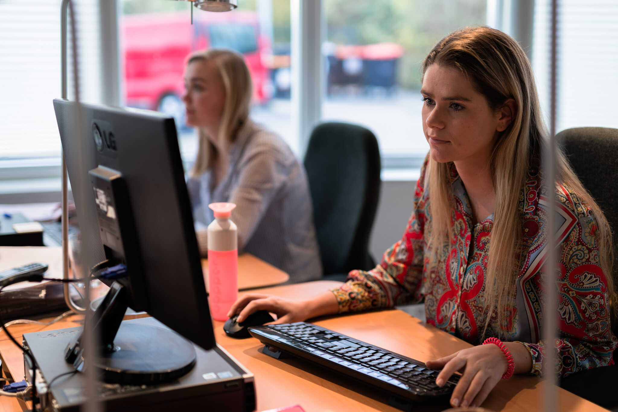 Vrouw die werkt achter computer