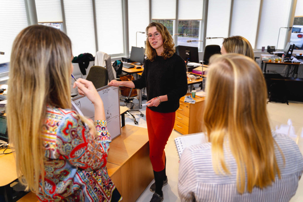 Vrouwen die aan het praten zijn