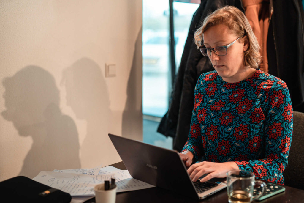 Vrouw die achter laptop werkt