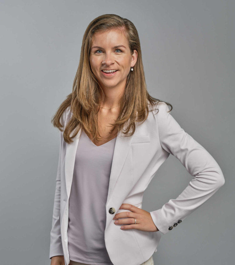Liset: vrouw in wit colbert