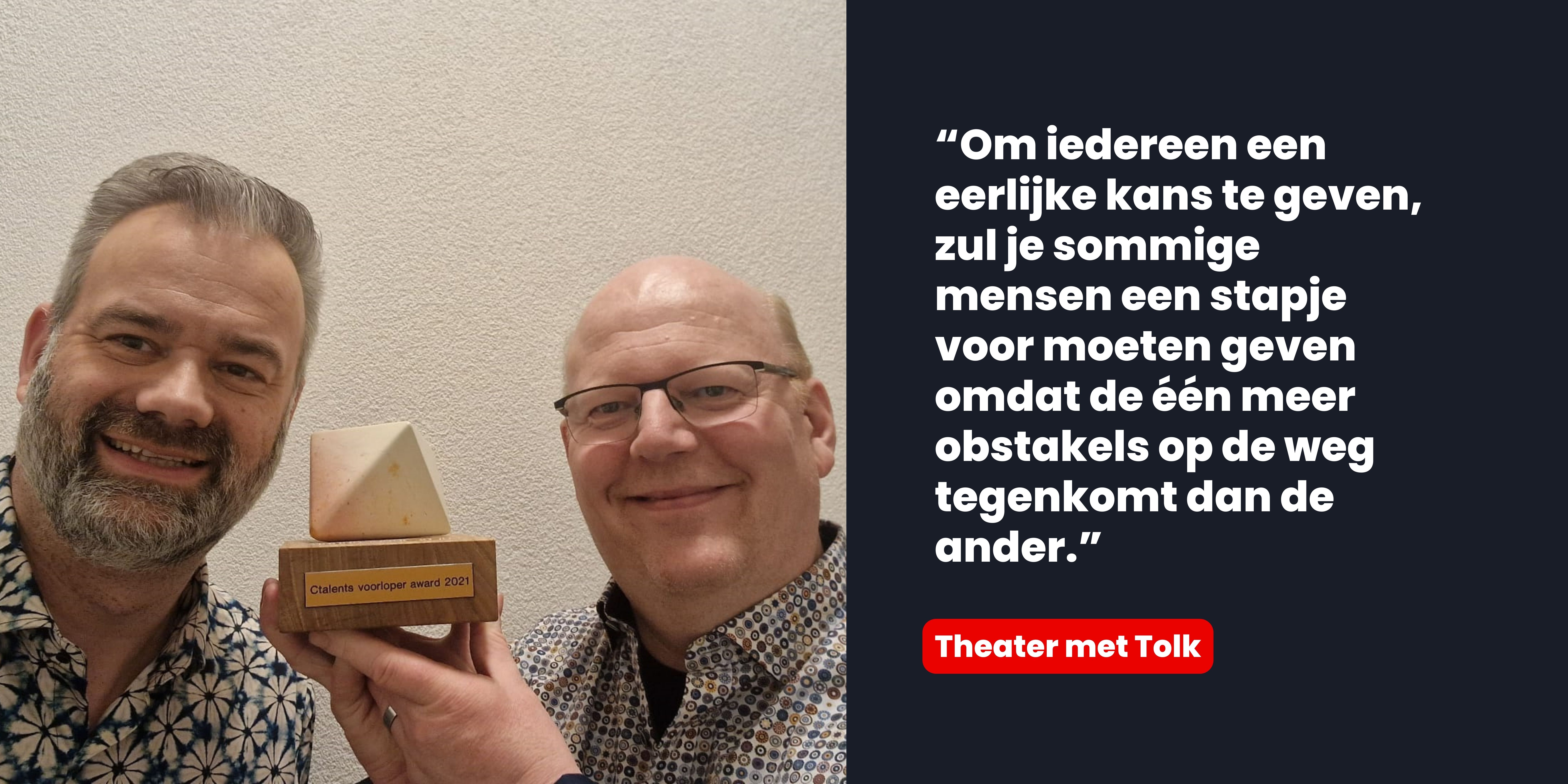 Afbeelding van de mannen van Theater met Tolk met de award.