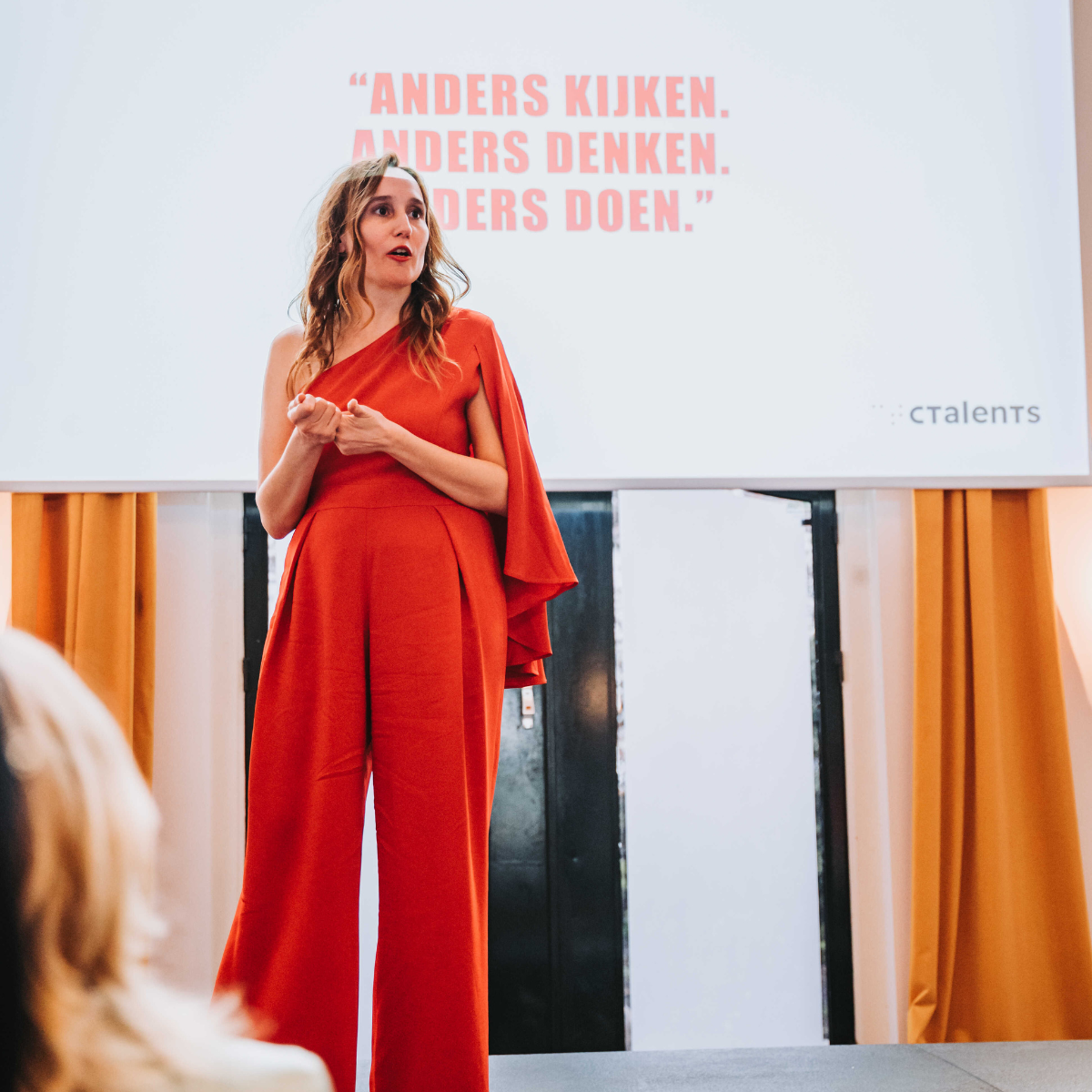 CEO Sandra die voor het de tekst 'Anders kijken, anders denken, anders doen' staat.