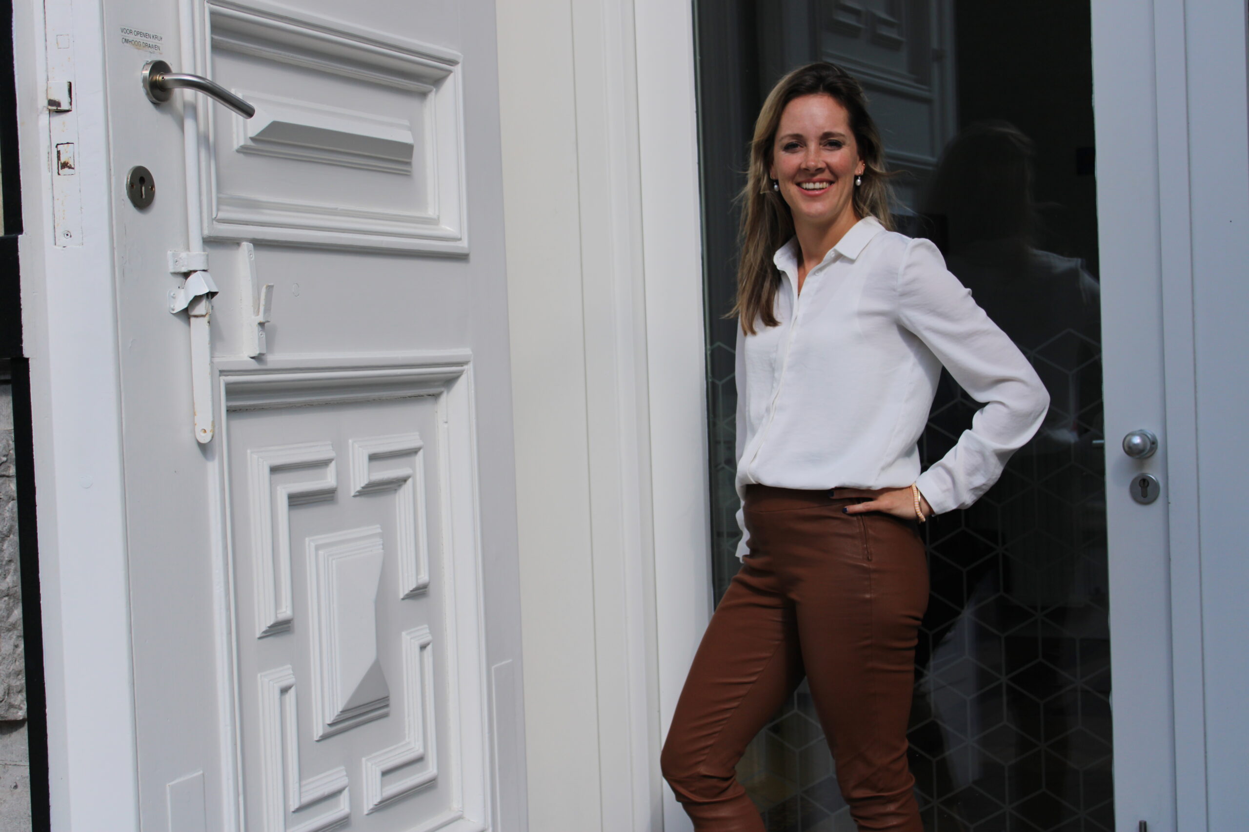 Foto van Eva bij de ingang van het Ctalents kantoor
