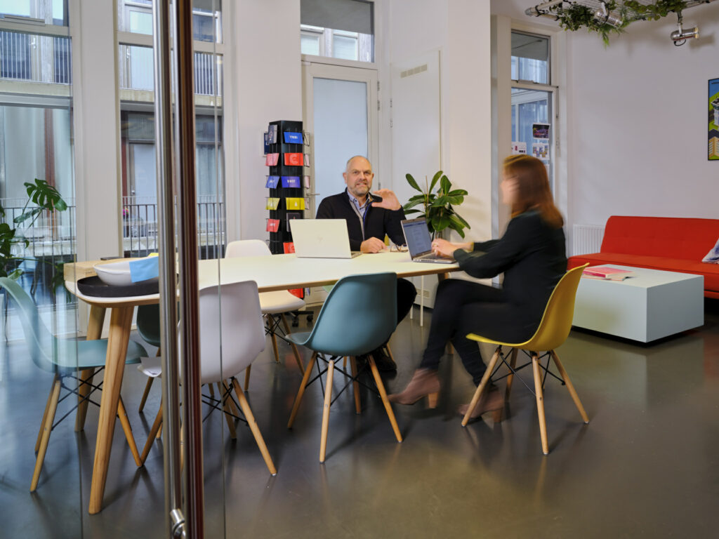 Foto van 2 mensen aan een tafel