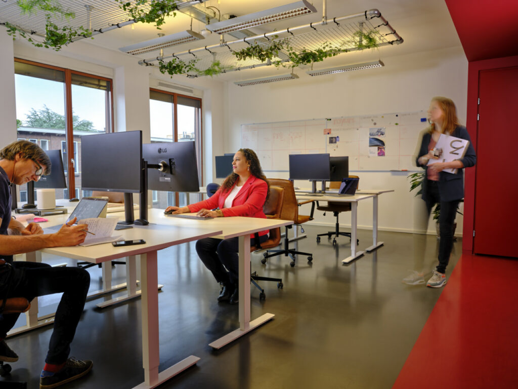 Vrouw die aan het werken is achter haar computer.