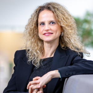 Foto van Maria in een zwarte blazer.