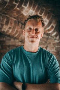 Een foto van Partnership manager Joost die glimlacht en in de camera kijkt