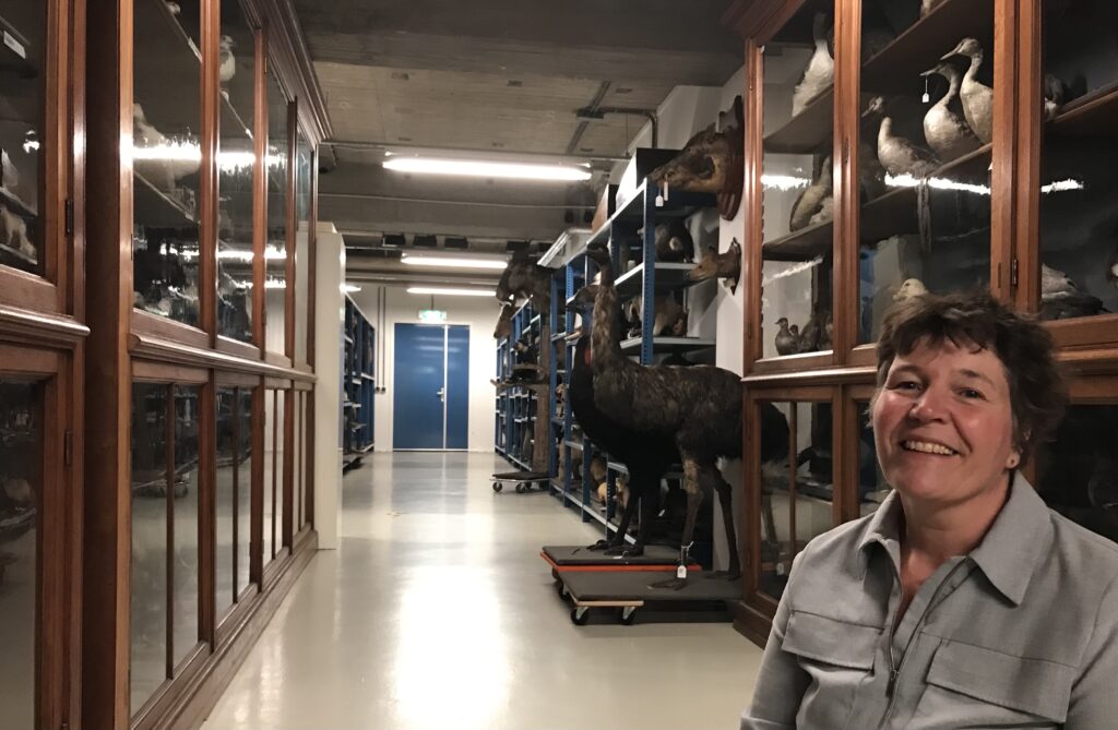 Foto van Monique die lacht en in het museum staat