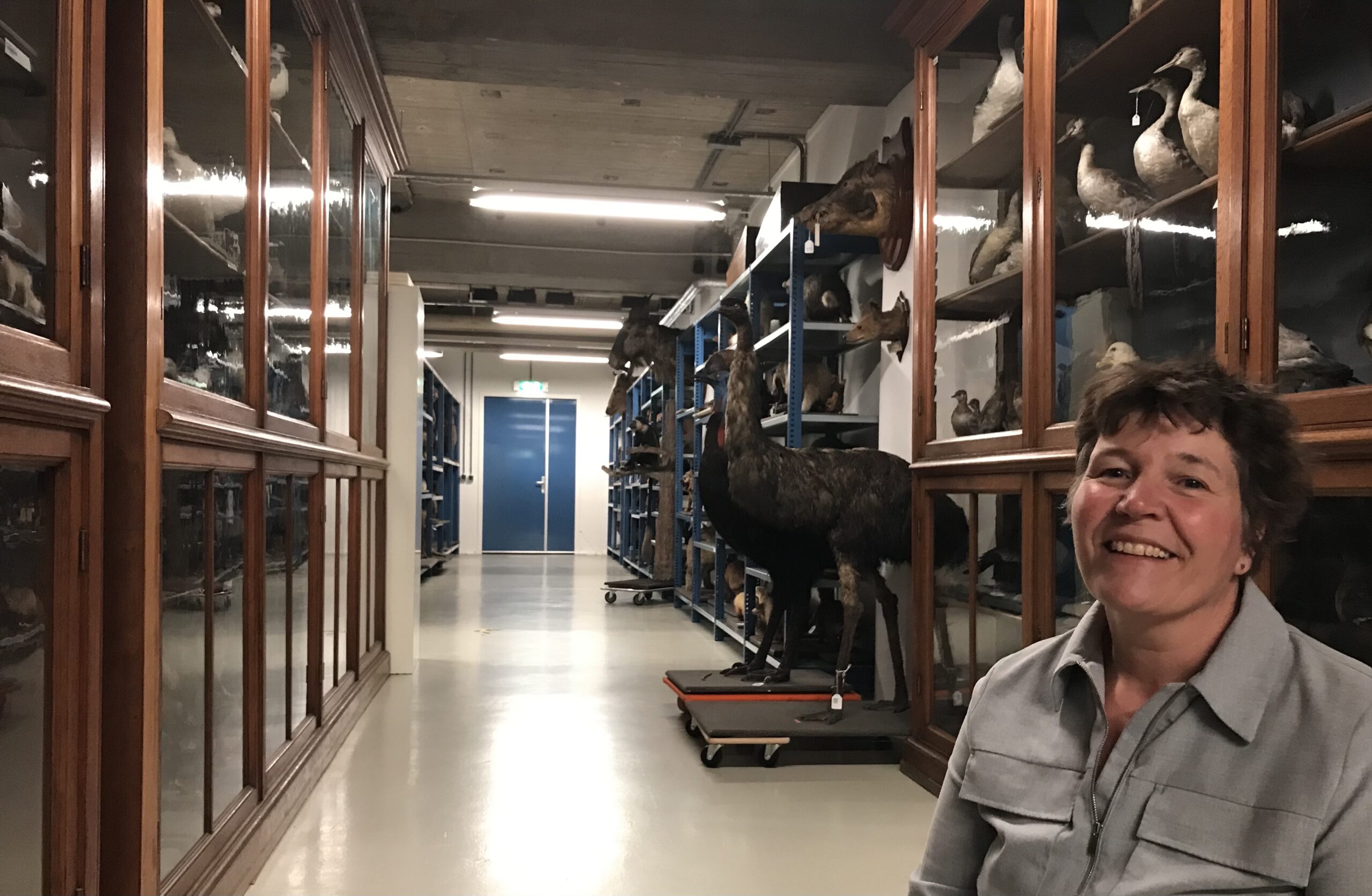 Foto van Monique die lacht en in het museum staat