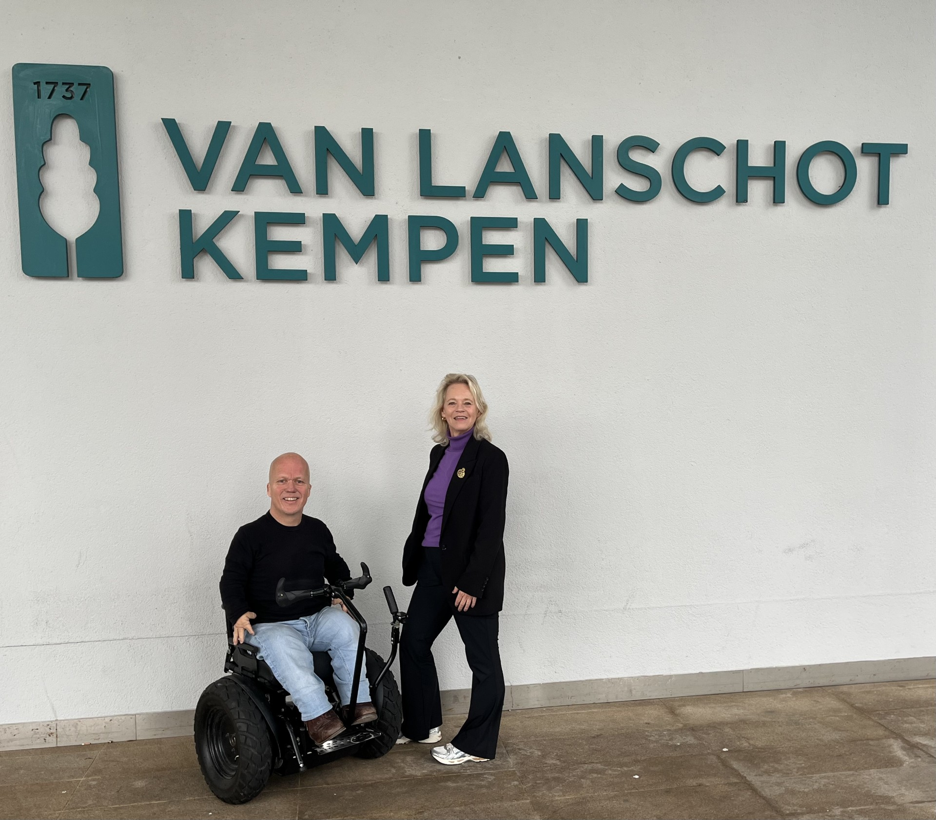 Een foto van Rolf en Nicolette met het Van Lanschot Kempen Logo